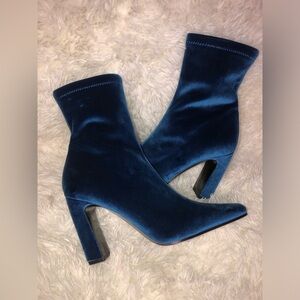 🦋🫐Steve Madden Blueberry Blue Velvet Ankle Boots size 8 NWOT 🦋🫐